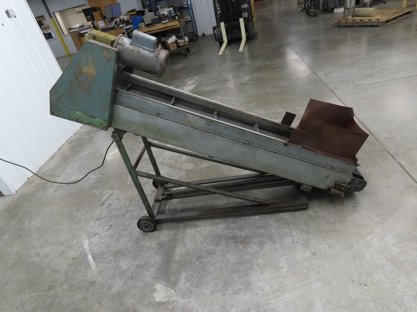 84"L Adj Incline Portable Parts Conveyor 10" Cleated Belt 115/230V 1PH 70FPM