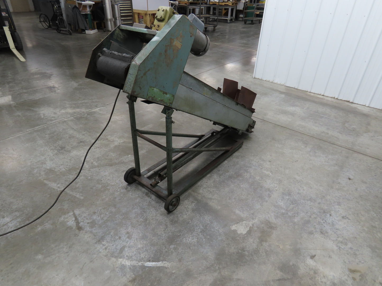 84"L Adj Incline Portable Parts Conveyor 10" Cleated Belt 115/230V 1PH 70FPM