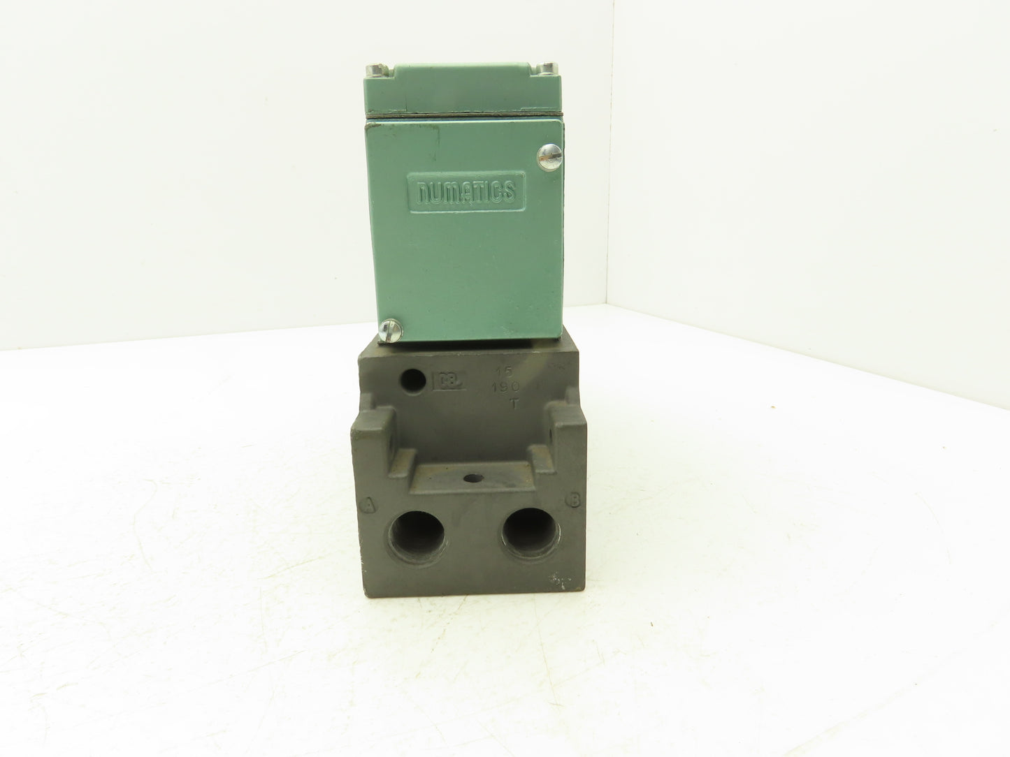 Numatics 34SAD415K013A Solenoid Valve w/ Manifold Block 120V 150 PSI 1/2" NPT
