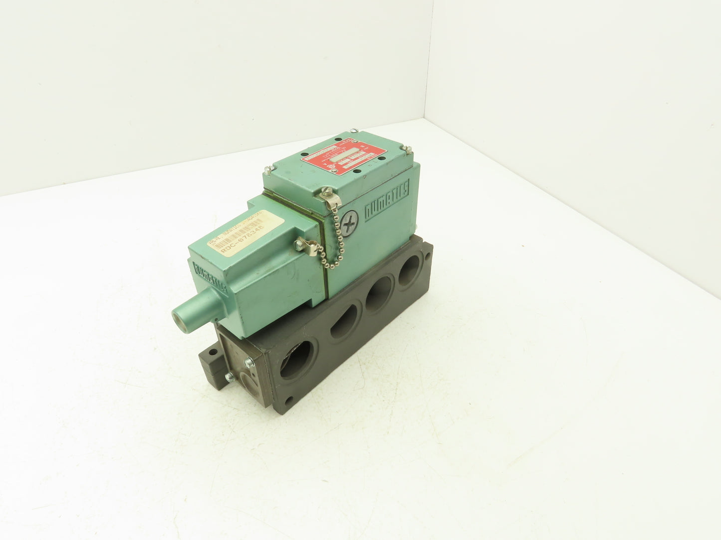 Numatics 34SAD415K013A Solenoid Valve w/ Manifold Block 120V 150 PSI 1/2" NPT