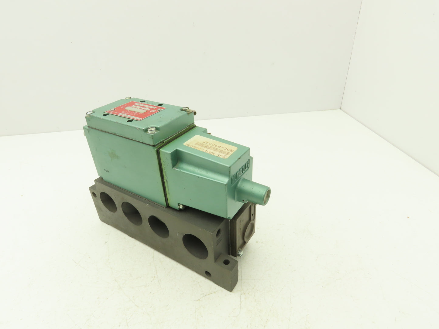 Numatics 34SAD415K013A Solenoid Valve w/ Manifold Block 120V 150 PSI 1/2" NPT