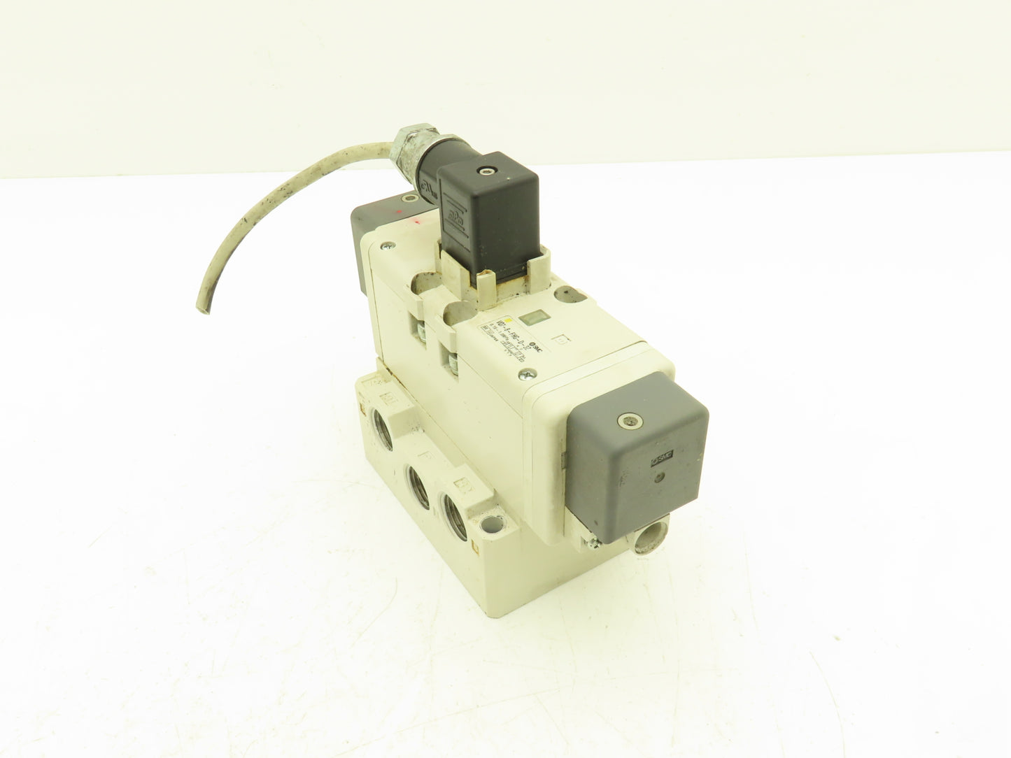 SMC VQ7-8-FHG-D-3Z Pneumatic Solenoid Valve 24VDC 1/2" Manifold