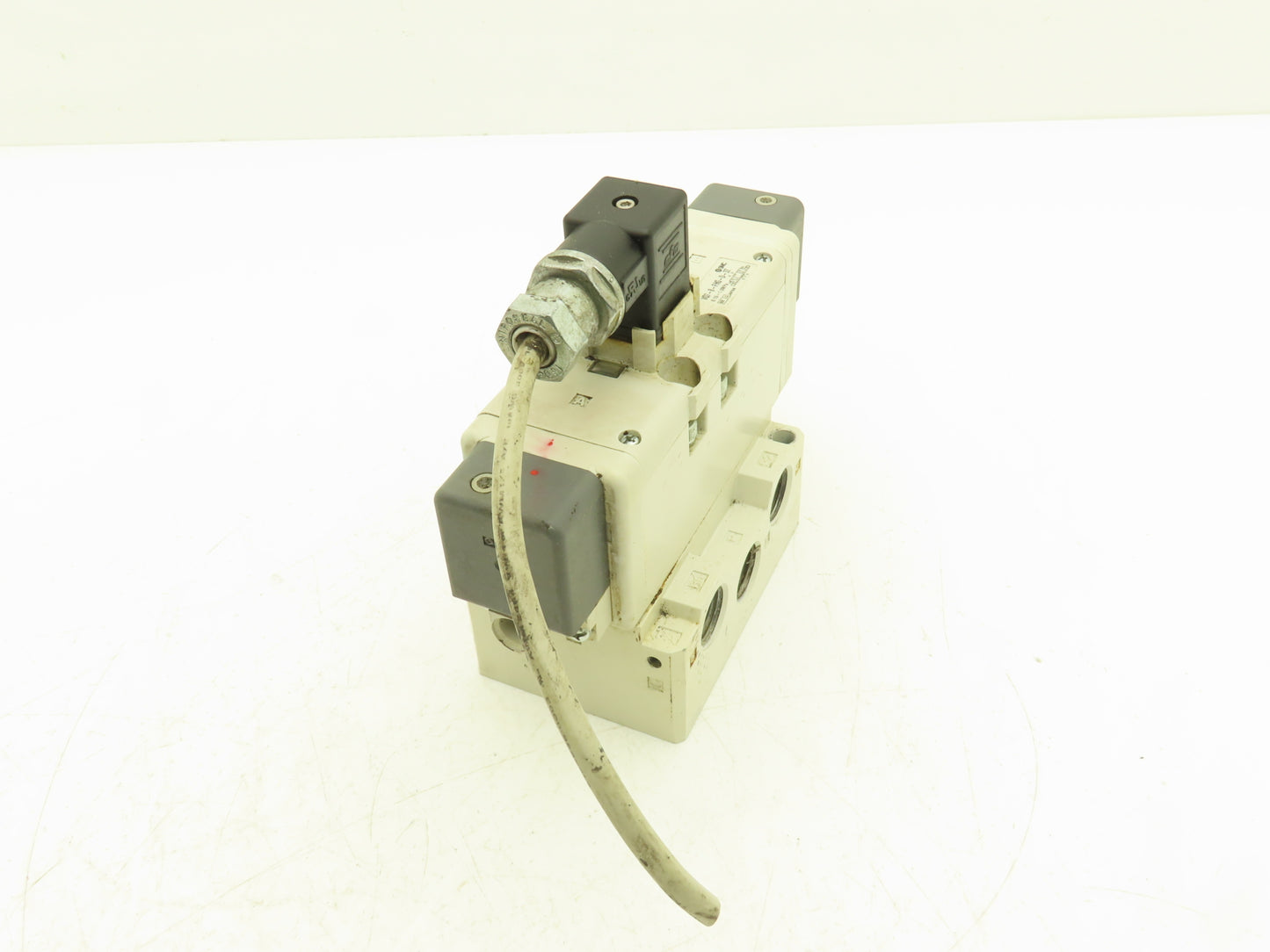 SMC VQ7-8-FHG-D-3Z Pneumatic Solenoid Valve 24VDC 1/2" Manifold