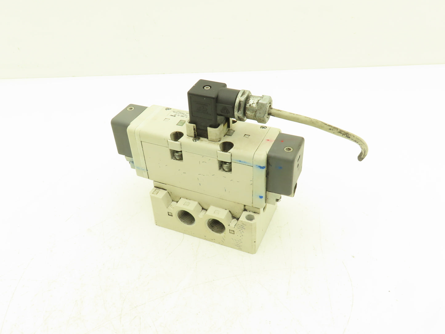 SMC VQ7-8-FHG-D-3Z Pneumatic Solenoid Valve 24VDC 1/2" Manifold