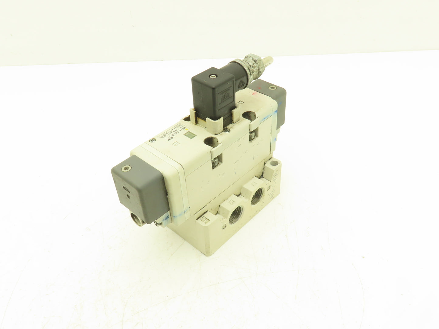 SMC VQ7-8-FHG-D-3Z Pneumatic Solenoid Valve 24VDC 1/2" Manifold