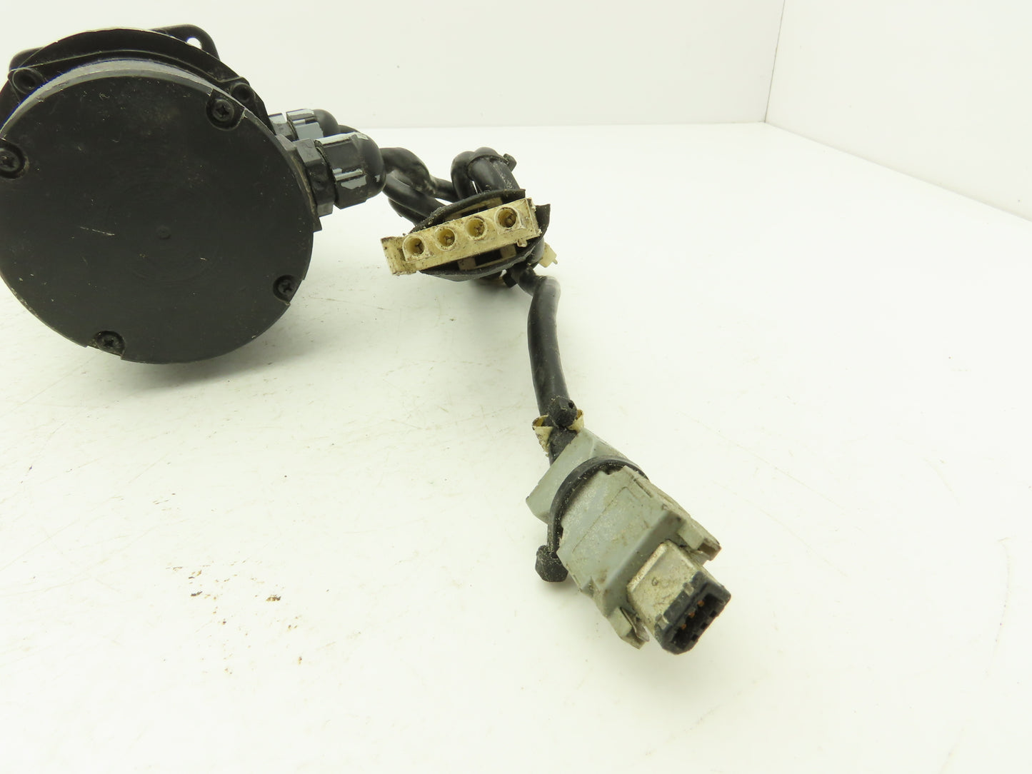 Yaskawa USAHEM-02VYU11 AC Servo Motor 200W 8000rpm With Encoder