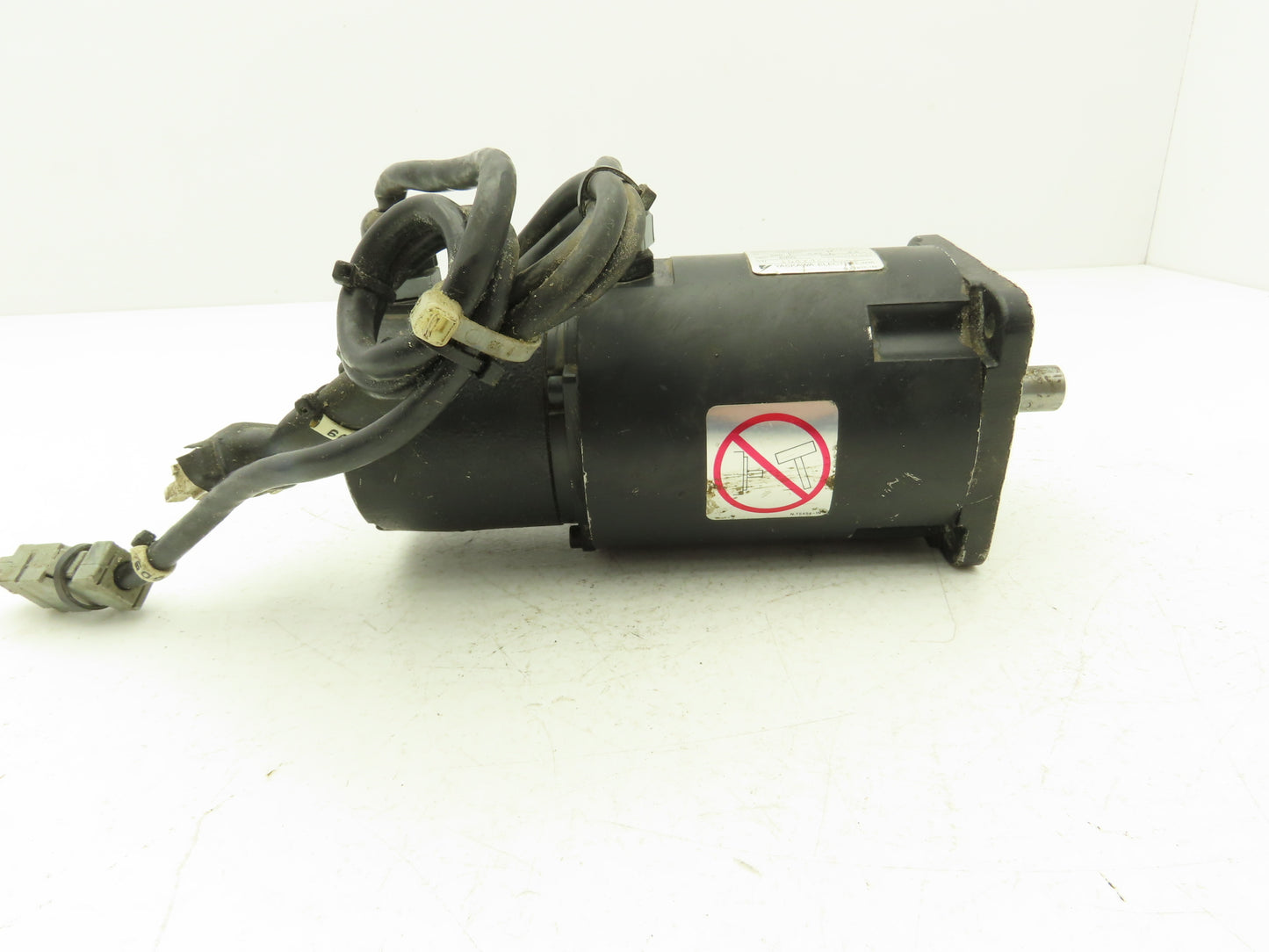 Yaskawa USAHEM-02VYU11 AC Servo Motor 200W 8000rpm With Encoder