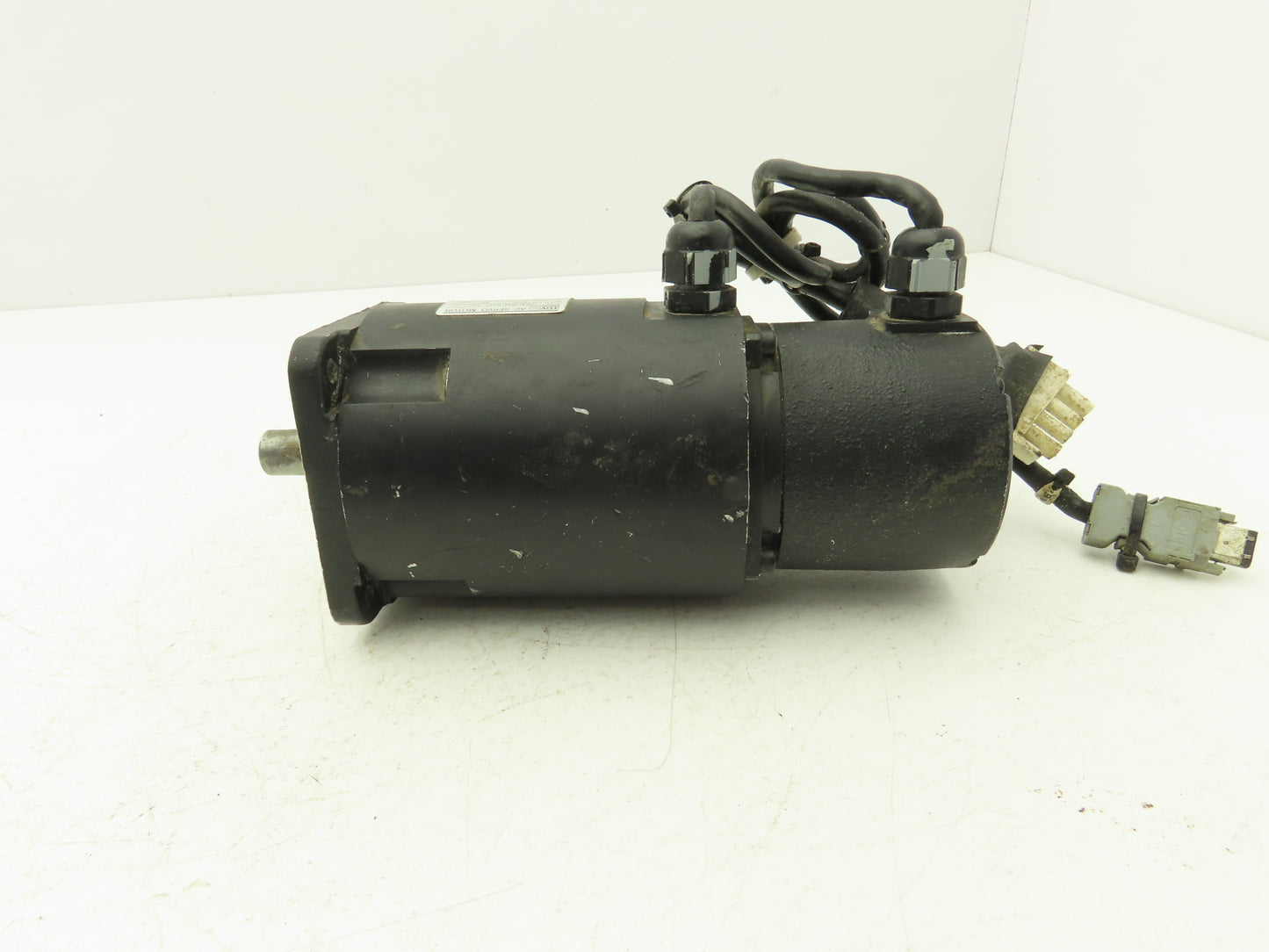 Yaskawa USAHEM-02VYU11 AC Servo Motor 200W 8000rpm With Encoder