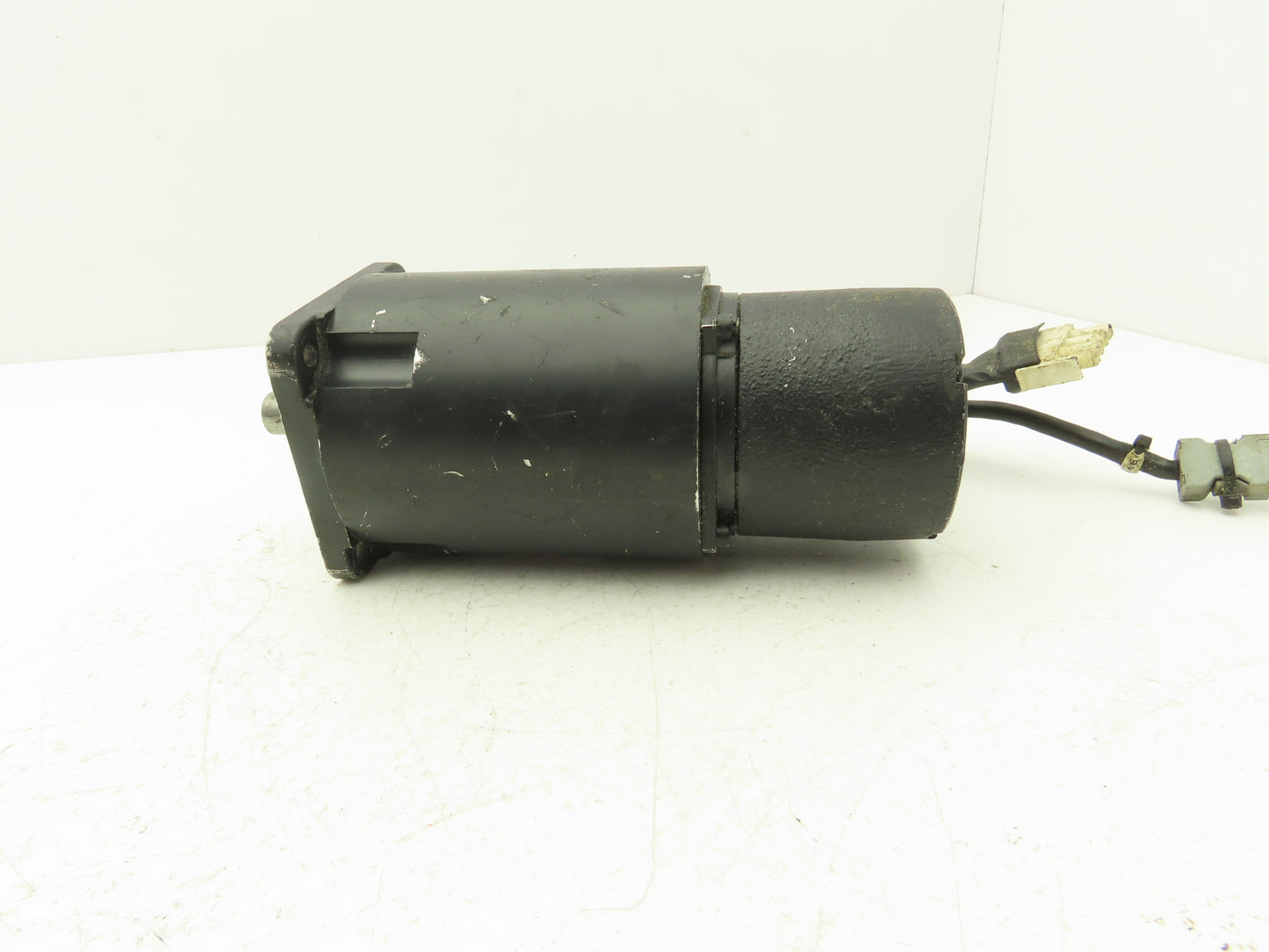 Yaskawa USAHEM-02VYU11 AC Servo Motor 200W 8000rpm With Encoder