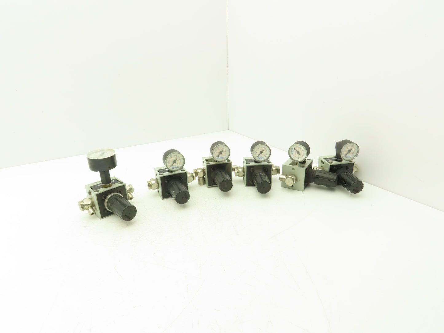 Numatics R22KG021 Pneumatic Air Pressure Regulator 1/4" NPT Ports Gauge Lot of 6