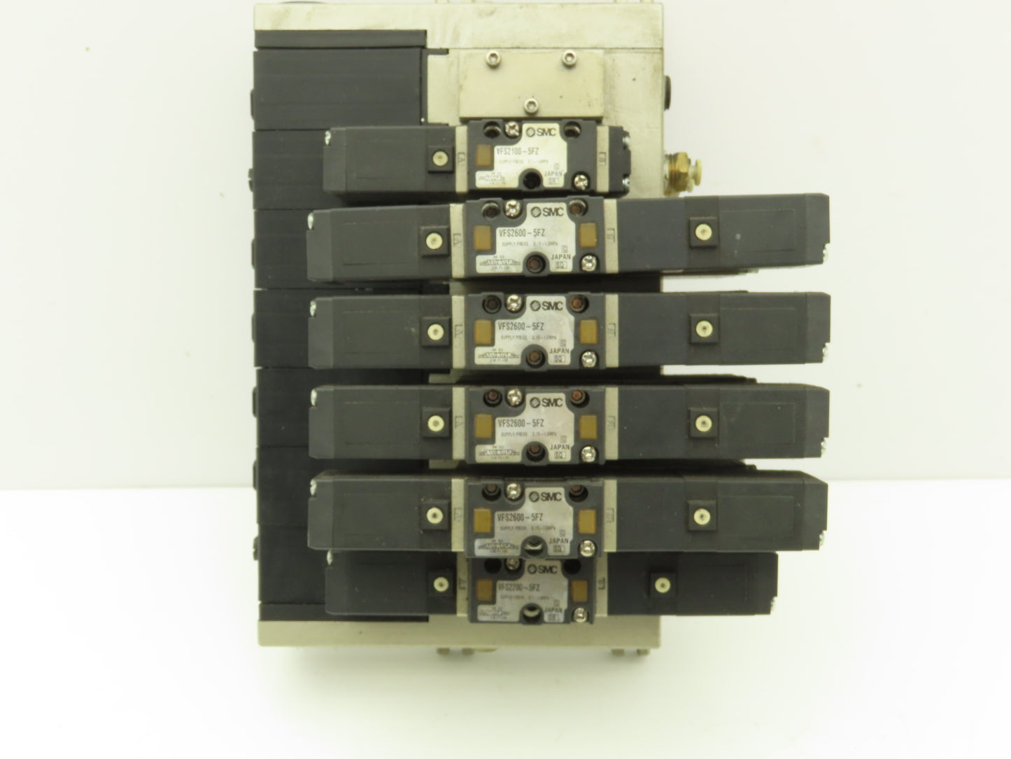 SMC VFS2600-5FZZ Pneumatic 7-Station Solenoid Valve Manifold Assembly 24VDC