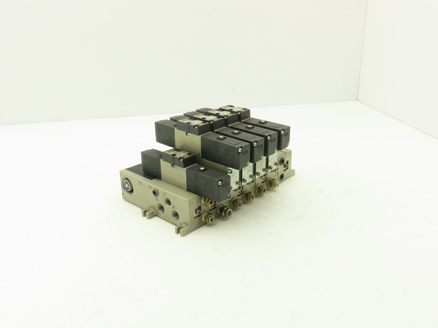 SMC VFS2600-5FZZ Pneumatic 7-Station Solenoid Valve Manifold Assembly 24VDC