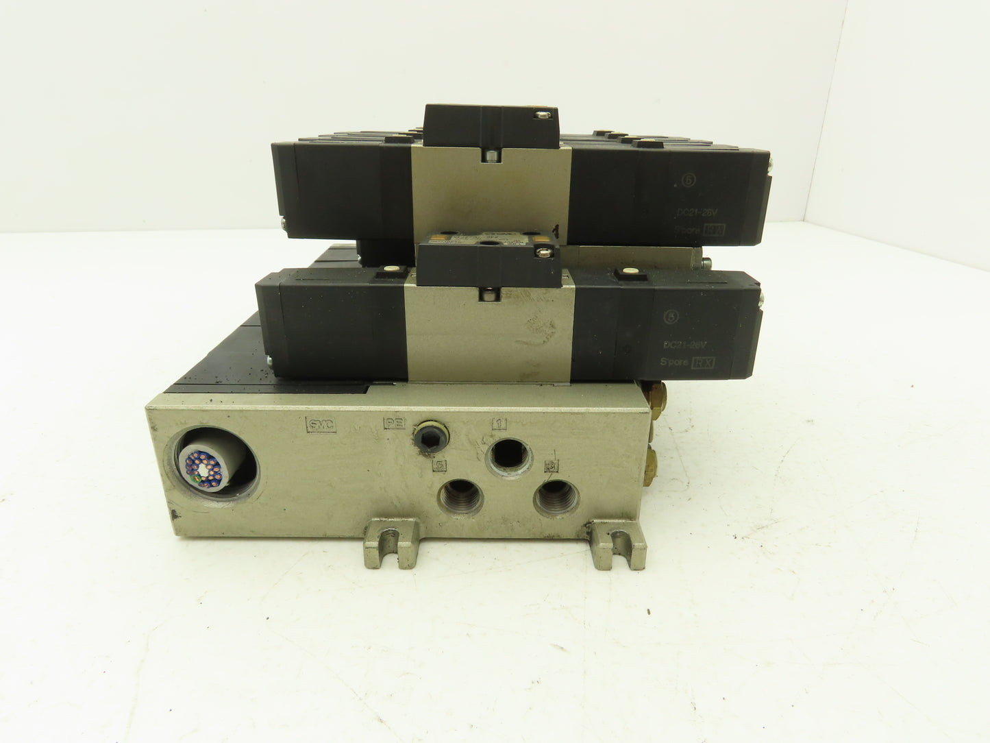 SMC VFS2600-5FZZ Pneumatic 7-Station Solenoid Valve Manifold Assembly 24VDC