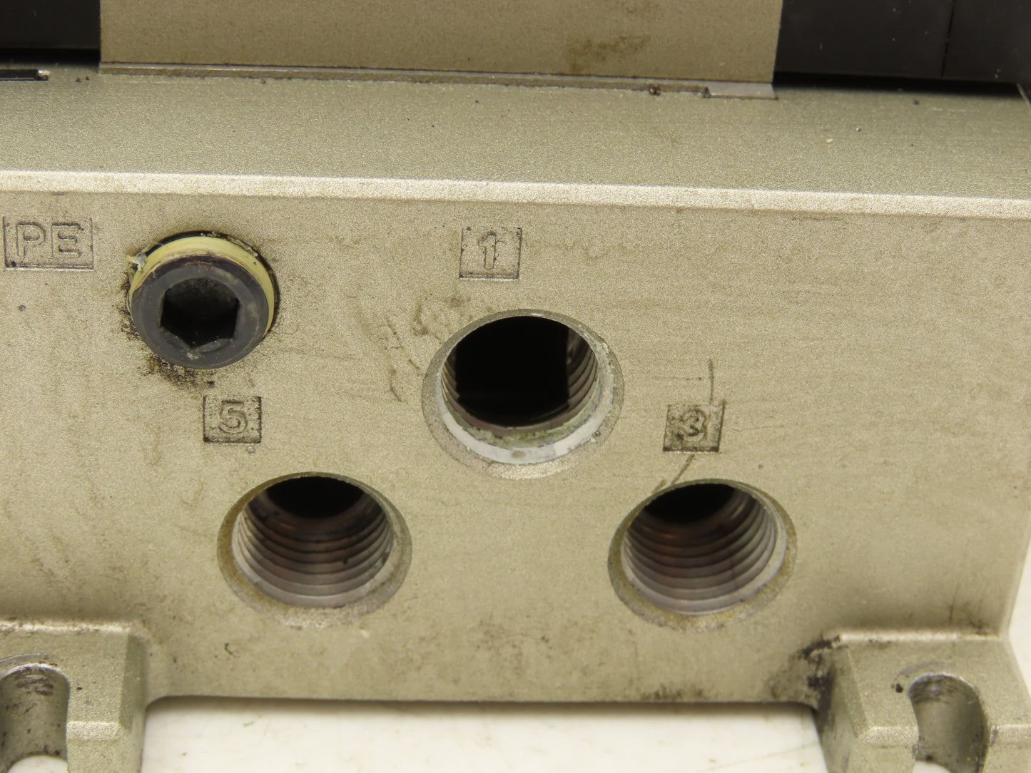 SMC VFS2600-5FZZ Pneumatic 7-Station Solenoid Valve Manifold Assembly 24VDC