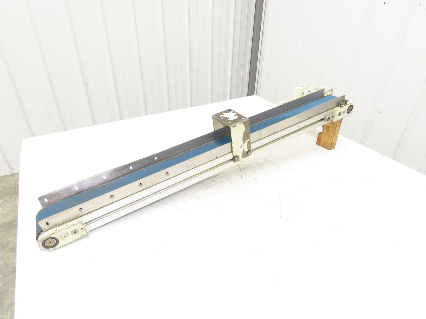 Pneumotec Belt Conveyor 3.5"W x 42.5"L 230/460V 3PH 16FPM Bracket Mount