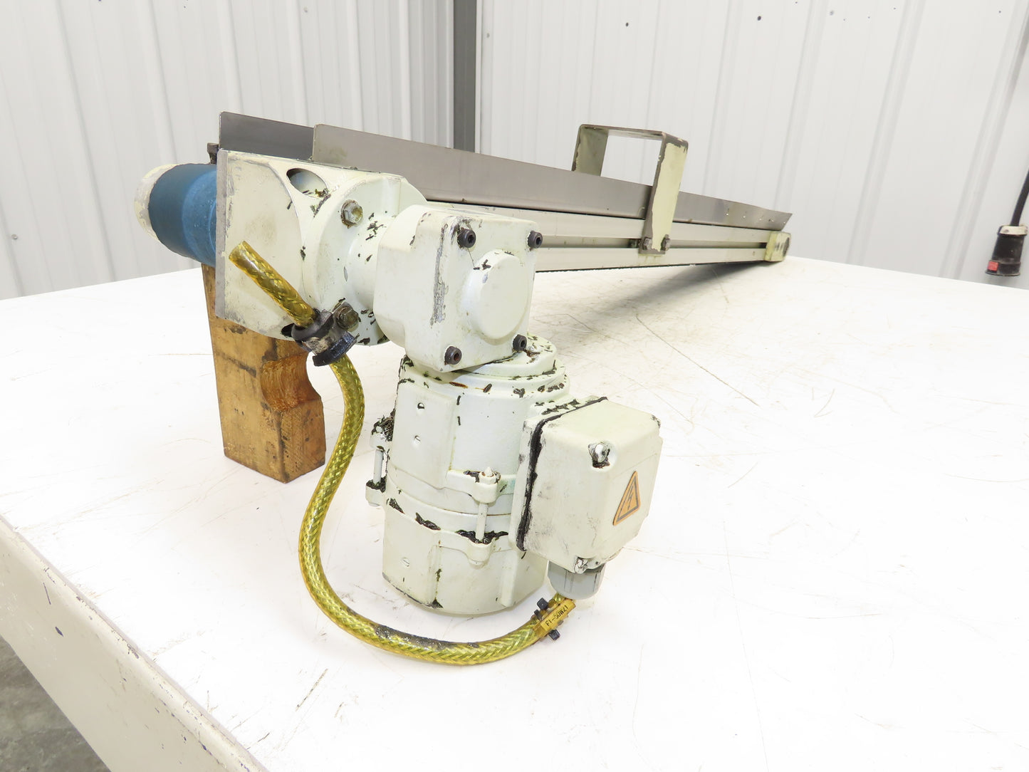 Pneumotec Belt Conveyor 3.5"W x 42.5"L 230/460V 3PH 16FPM Bracket Mount