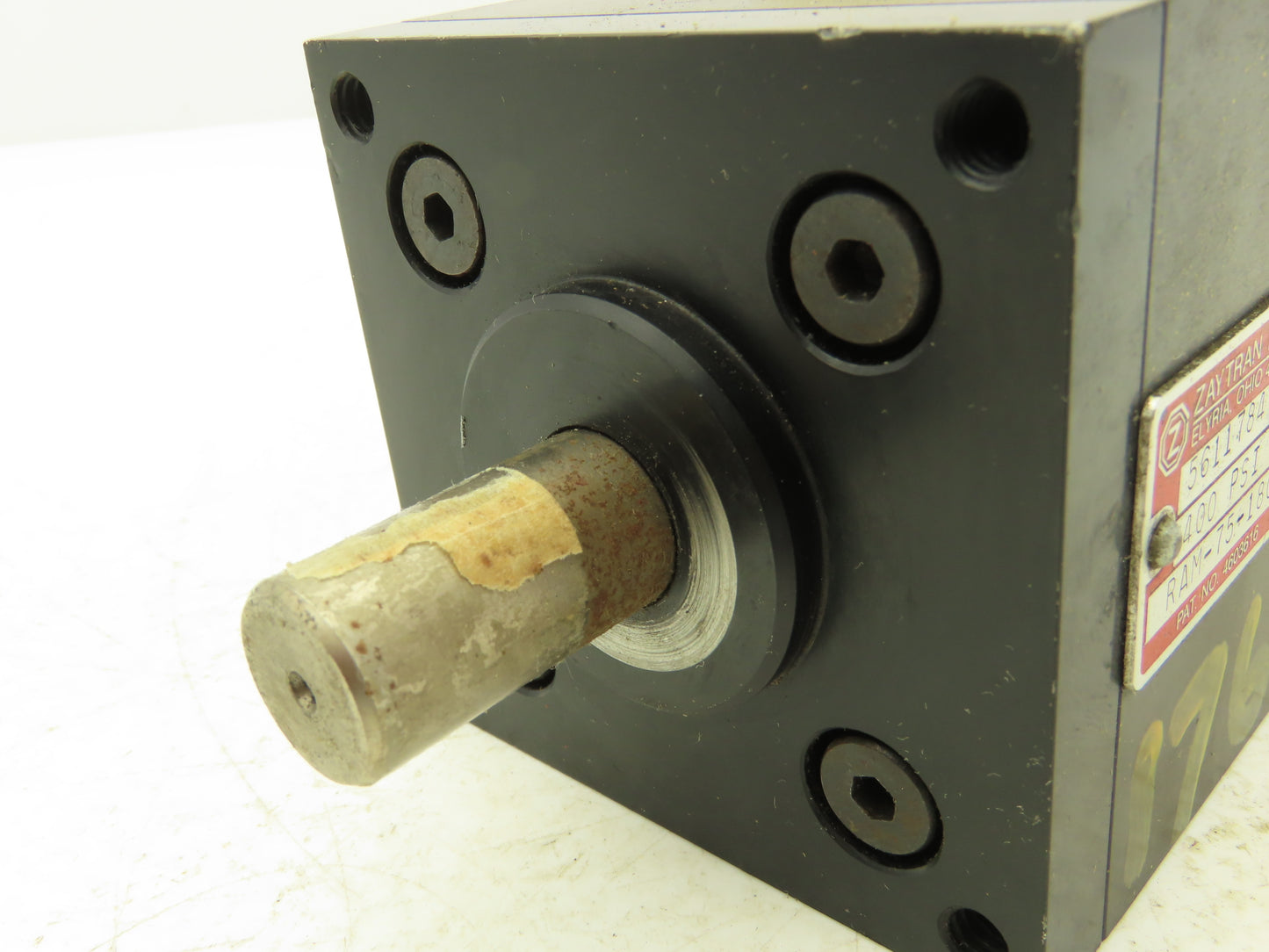 Zaytran RAM-75-180 Pneumatic Rotary Actuator 180° Rotation 5/8" Shaft 1/4" NPT