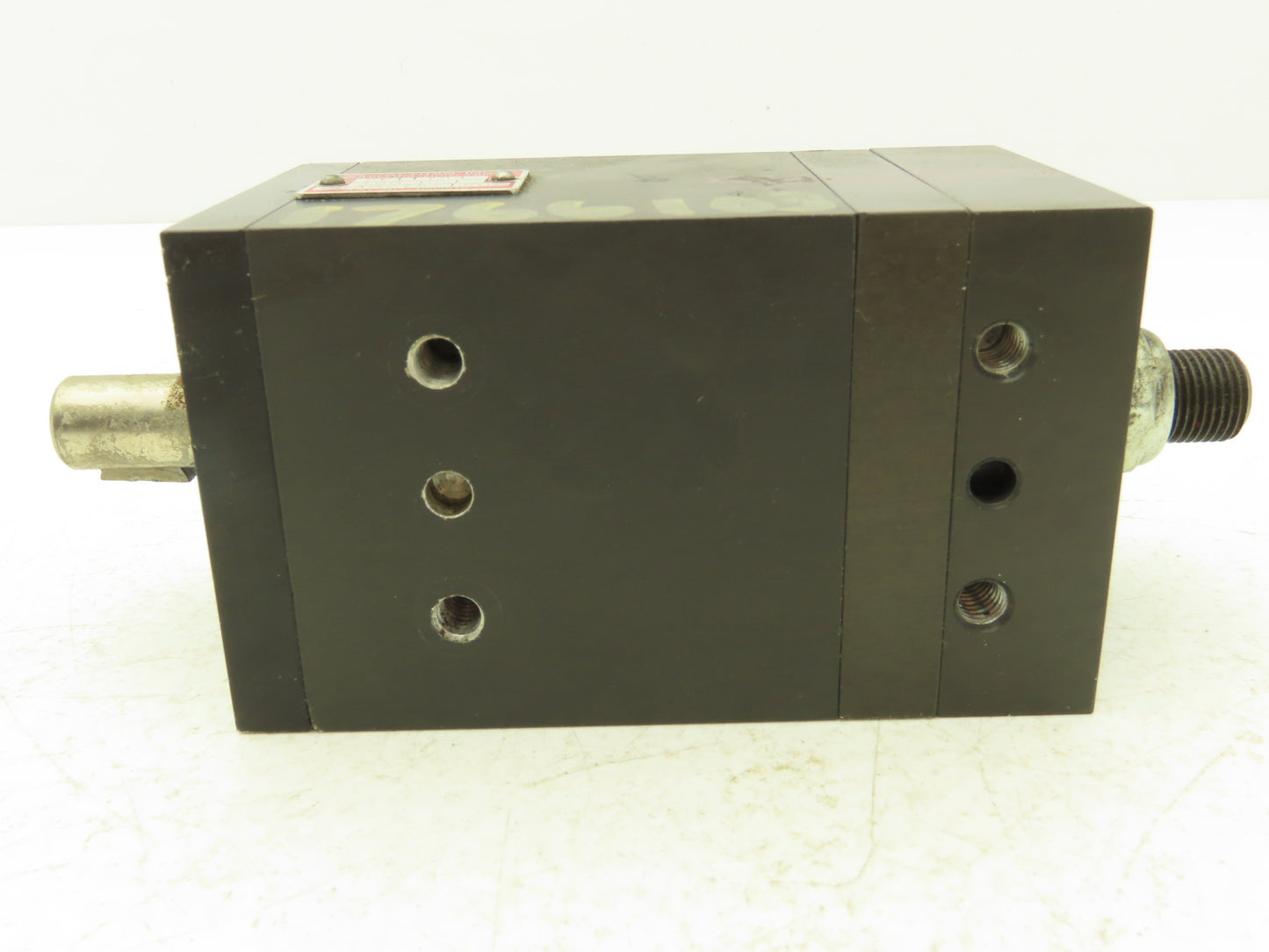 Zaytran RAM-75-180 Pneumatic Rotary Actuator 180° Rotation 5/8" Shaft 1/4" NPT