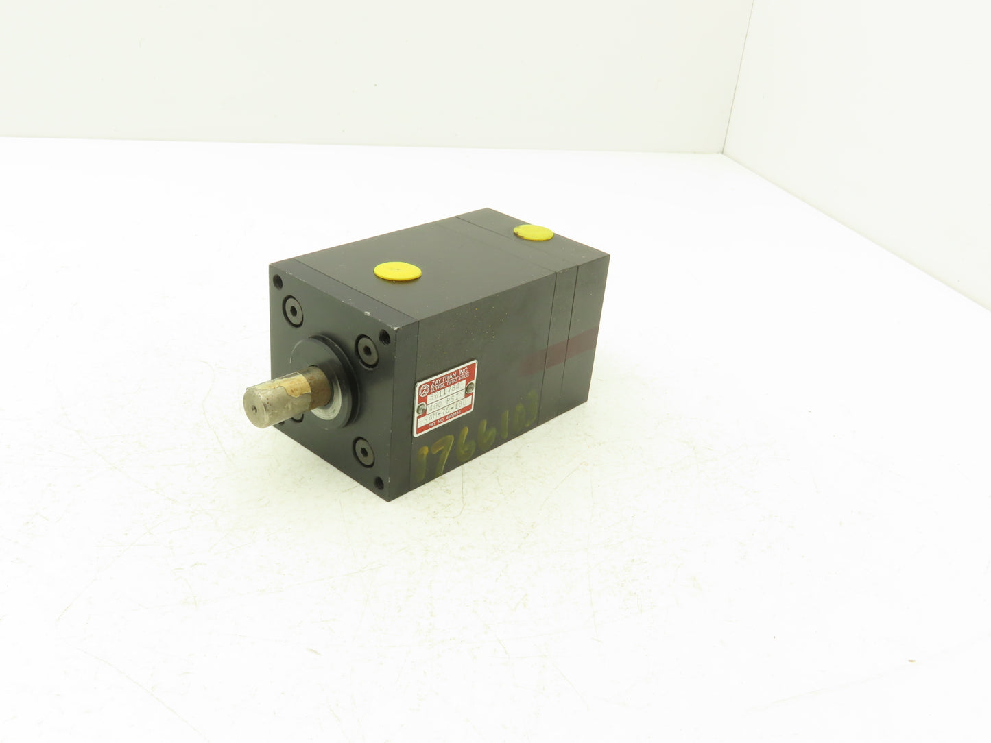 Zaytran RAM-75-180 Pneumatic Rotary Actuator 180° Rotation 5/8" Shaft 1/4" NPT