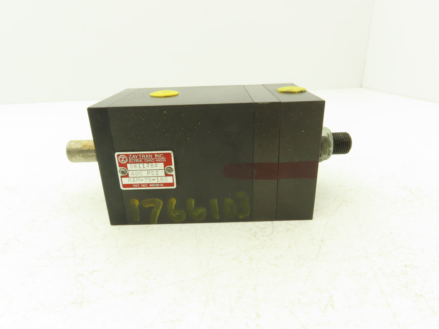 Zaytran RAM-75-180 Pneumatic Rotary Actuator 180° Rotation 5/8" Shaft 1/4" NPT