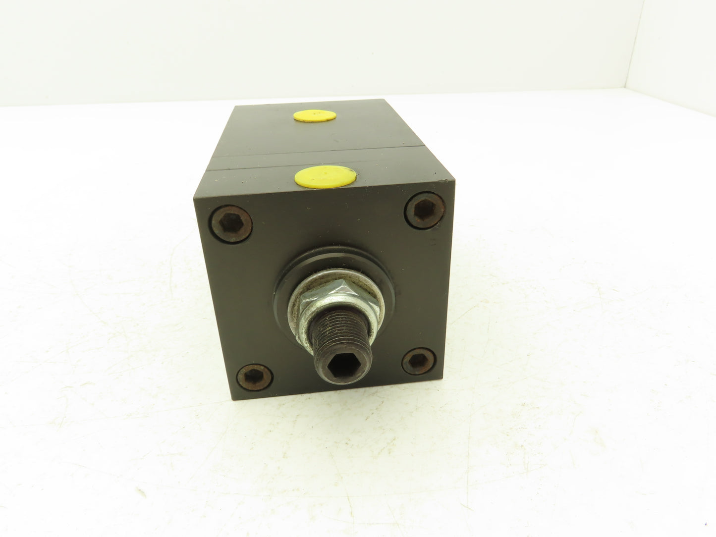 Zaytran RAM-75-180 Pneumatic Rotary Actuator 180° Rotation 5/8" Shaft 1/4" NPT