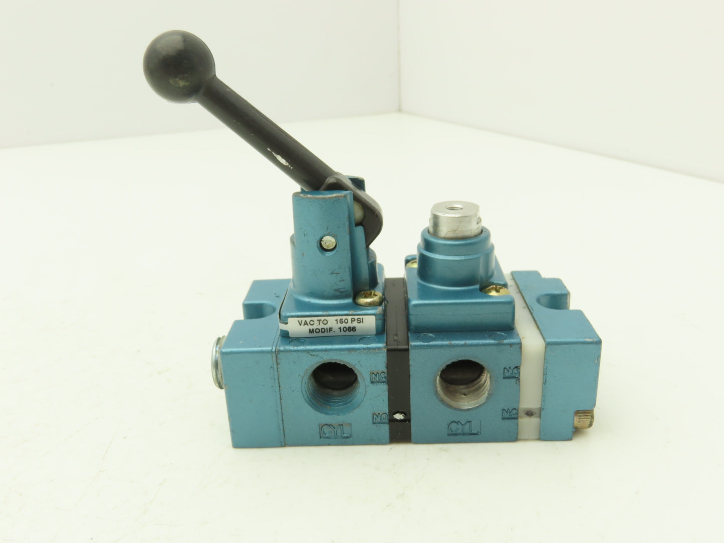 MAC 1183A-36 Pneumatic Control Valve With Hand Lever 150PSI 1/4" NPT Ports