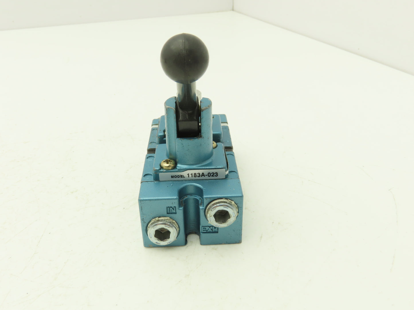 MAC 1183A-36 Pneumatic Control Valve With Hand Lever 150PSI 1/4" NPT Ports
