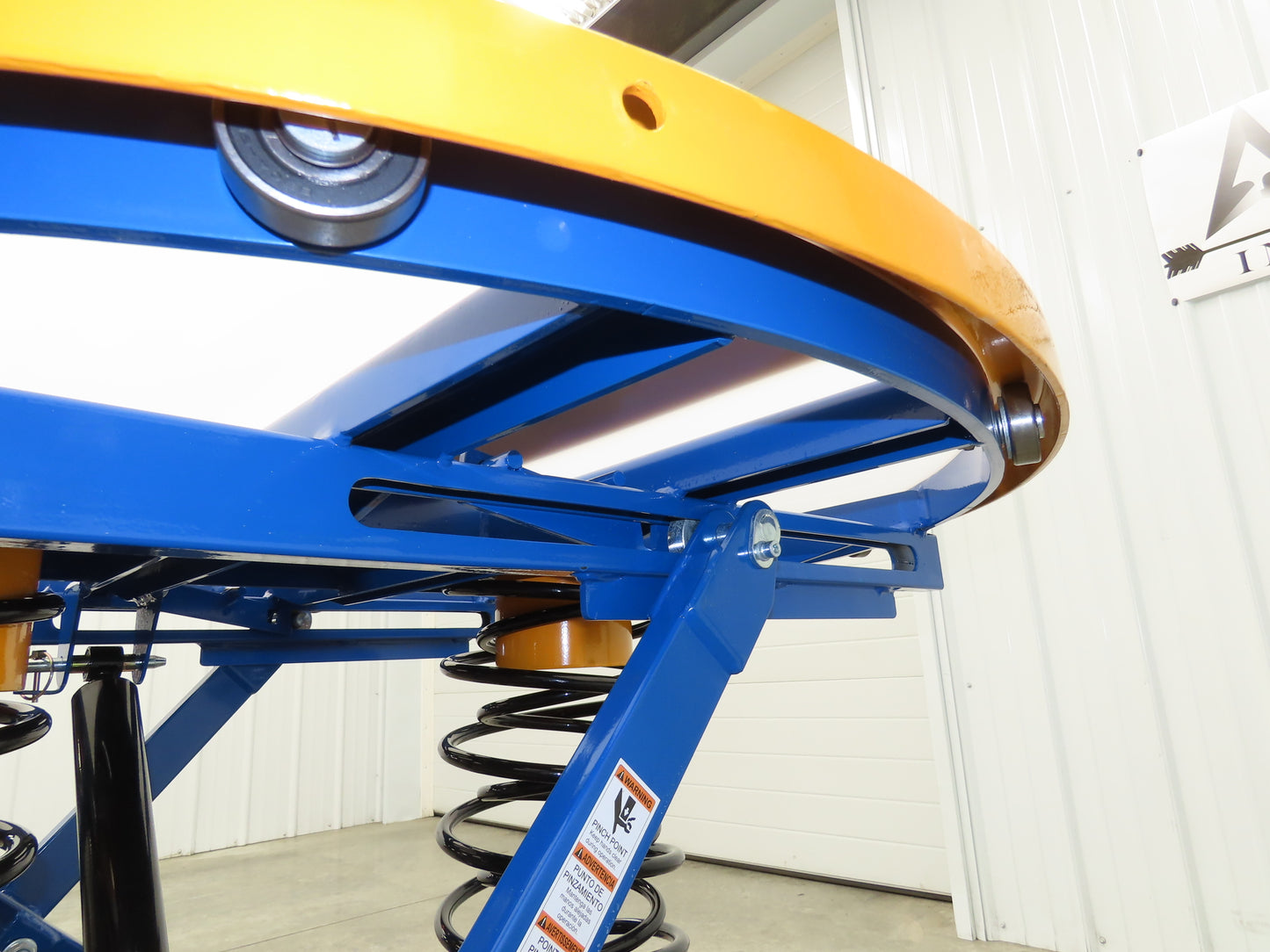 Uline H-8935 Spring-Loaded Pallet Positioner Level Loader 43-5/8" Round Top