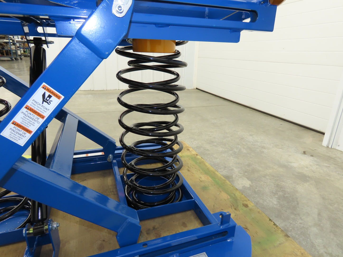 Uline H-8935 Spring-Loaded Pallet Positioner Level Loader 43-5/8" Round Top