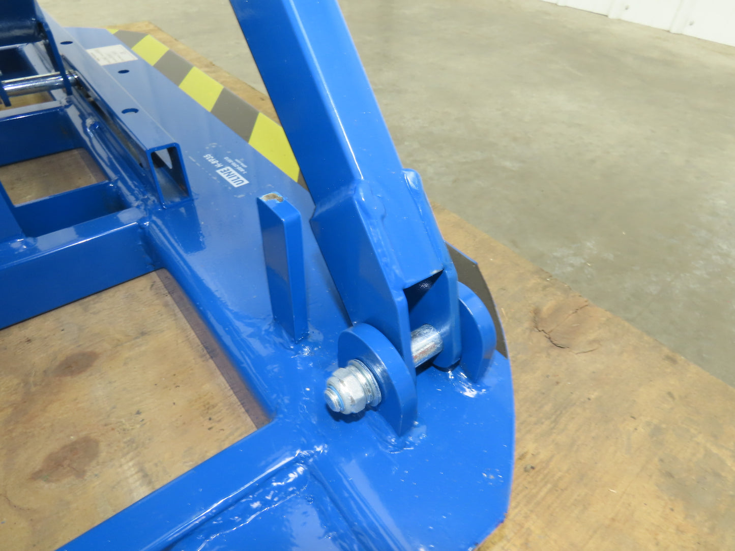 Uline H-8935 Spring-Loaded Pallet Positioner Level Loader 43-5/8" Round Top