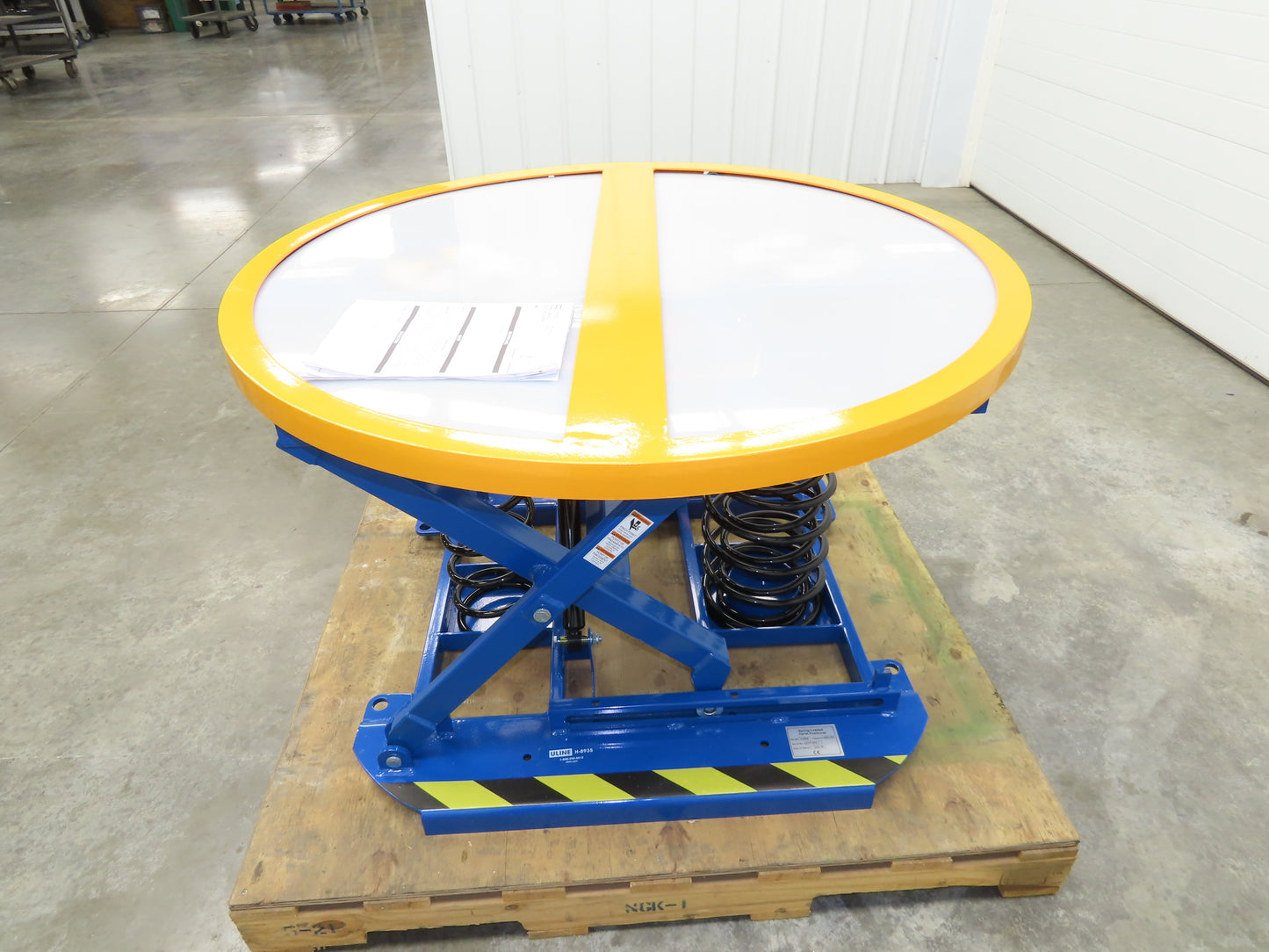 Uline H-8935 Spring-Loaded Pallet Positioner Level Loader 43-5/8" Round Top