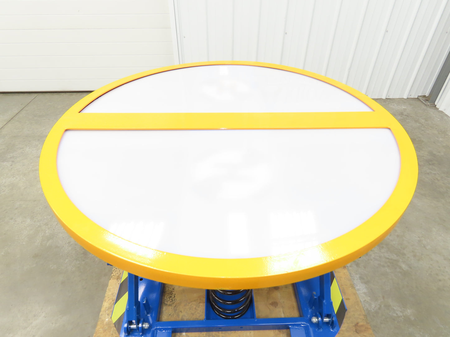 Uline H-8935 Spring-Loaded Pallet Positioner Level Loader 43-5/8" Round Top