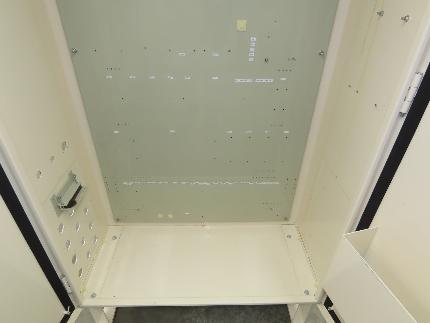 Freestanding Electrical Enclosure 1600x900x400mm 100A Disconnect 63x36x16"