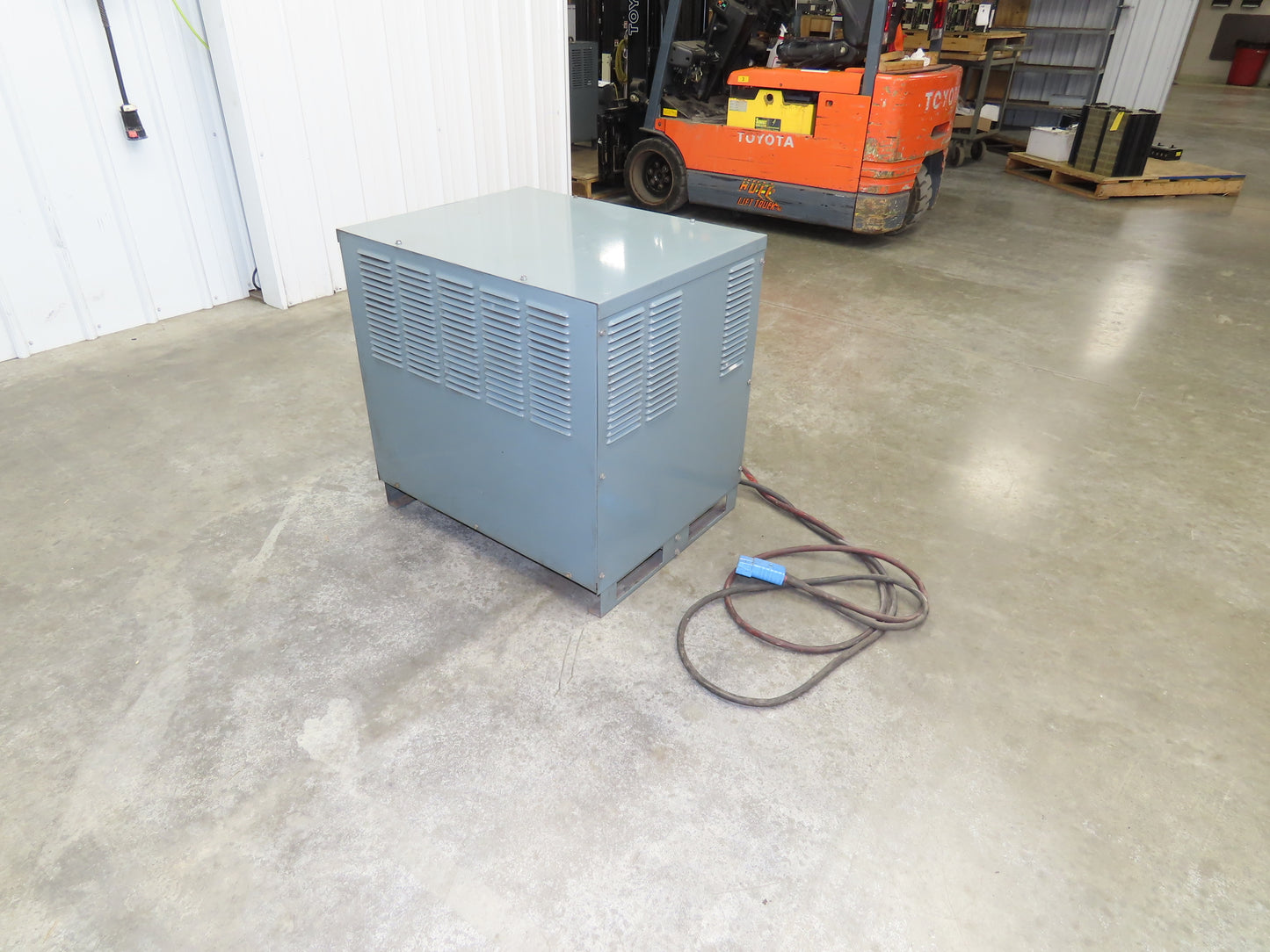 Hobart 725C324 Forklift Battery Accu-Charger 48V 601-725Ah 145A 208/240/480V 3Ph