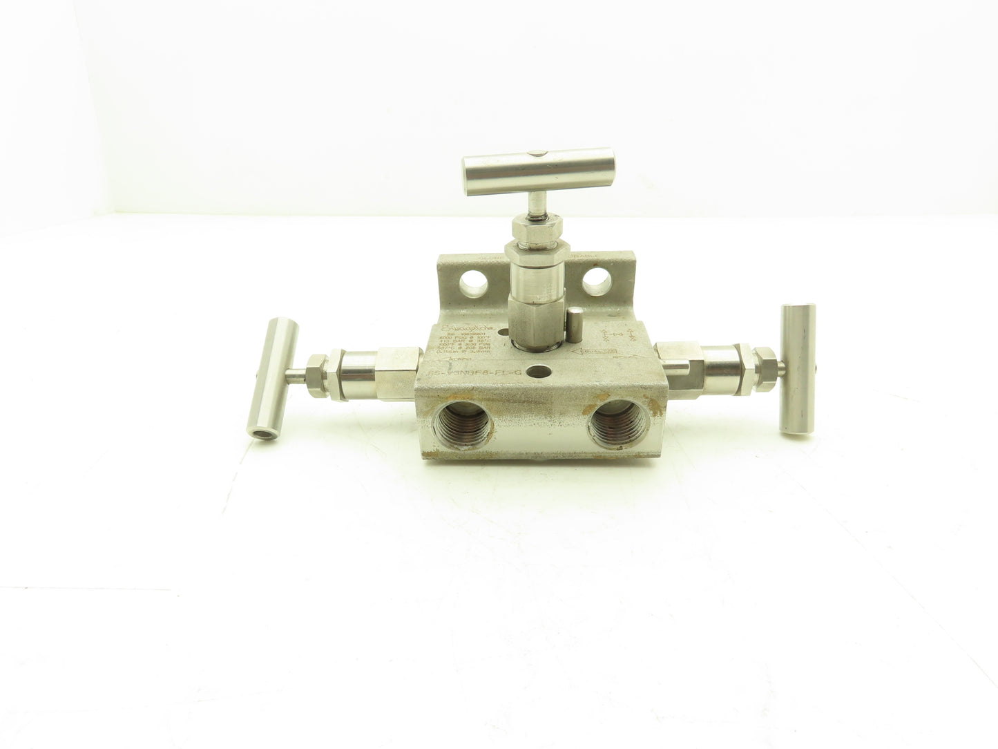 Swagelok SS-V3NBF8-FL-G Stainless 3-Valve Instrument Manifold 1/2" NPT Ball Tip