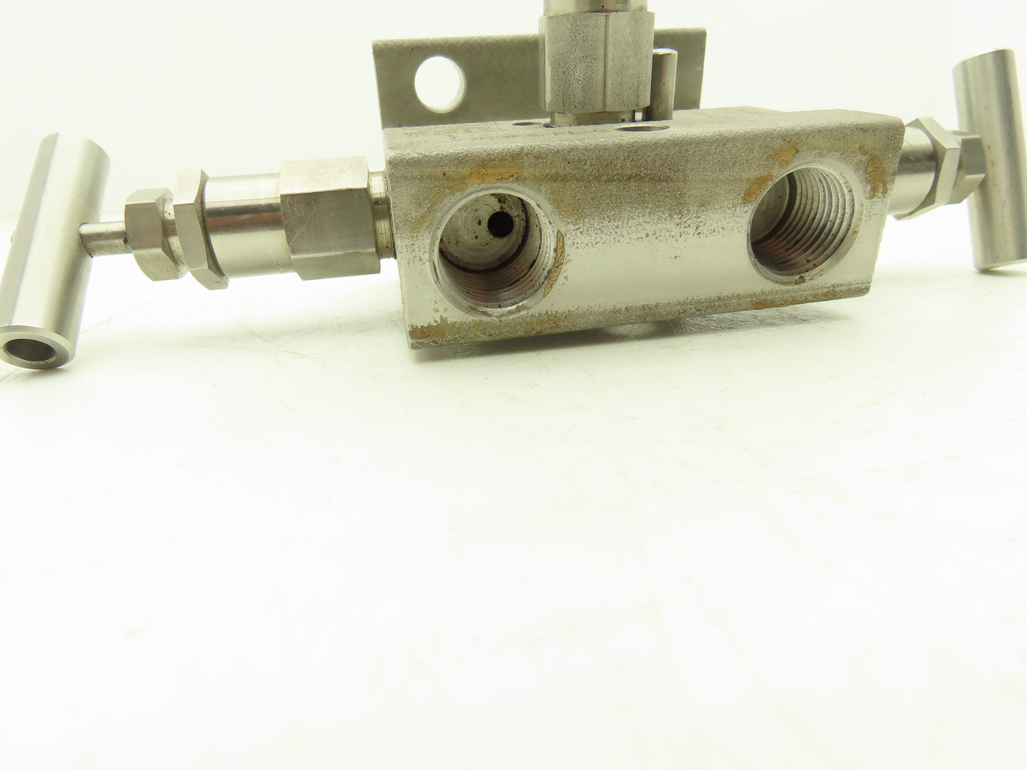 Swagelok SS-V3NBF8-FL-G Stainless 3-Valve Instrument Manifold 1/2" NPT Ball Tip