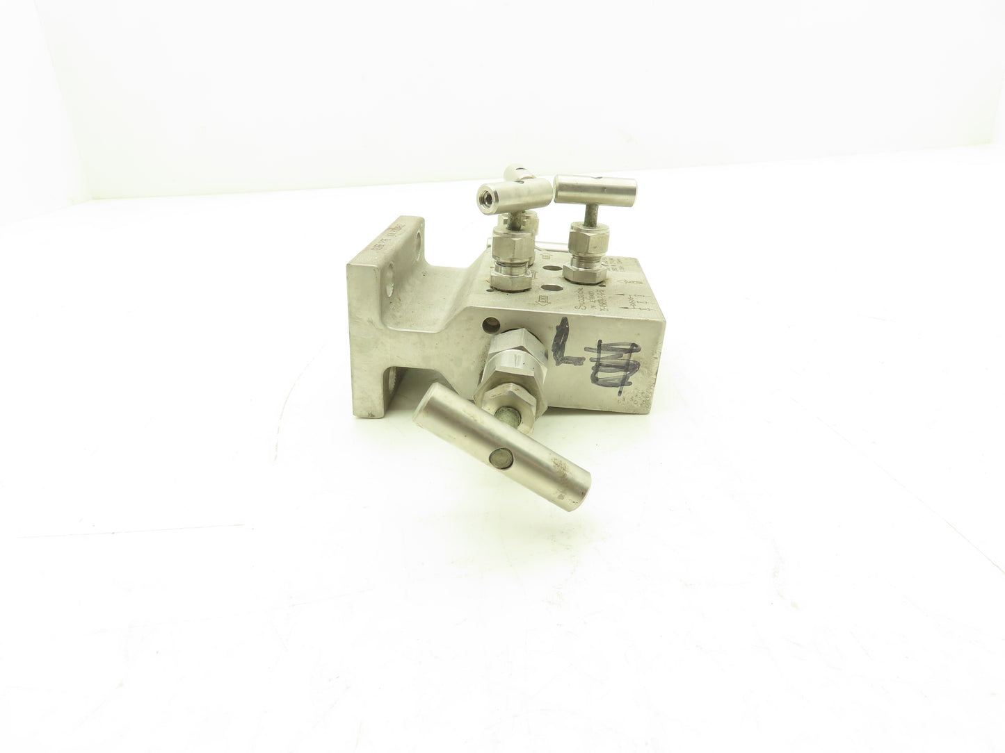 Swagelok SS-V5NBF8-FL-G-SG 5 Valve Instrument Manifold SS Ball Tip 1/2" NPT