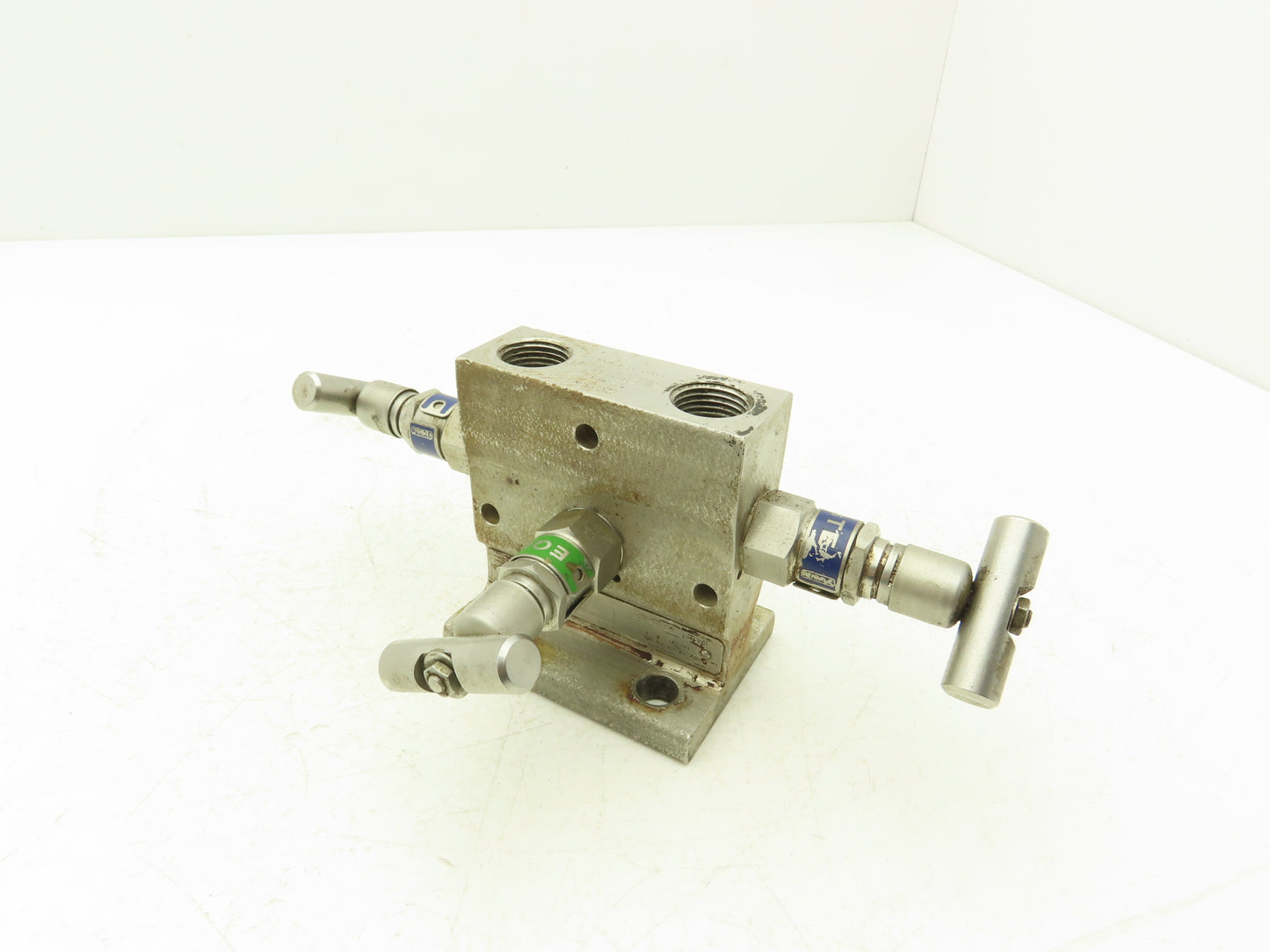 Kenmac MSTB4NCT 3 Valve Differential Pressure Manifold SS Ball Tip 1/2" NPT