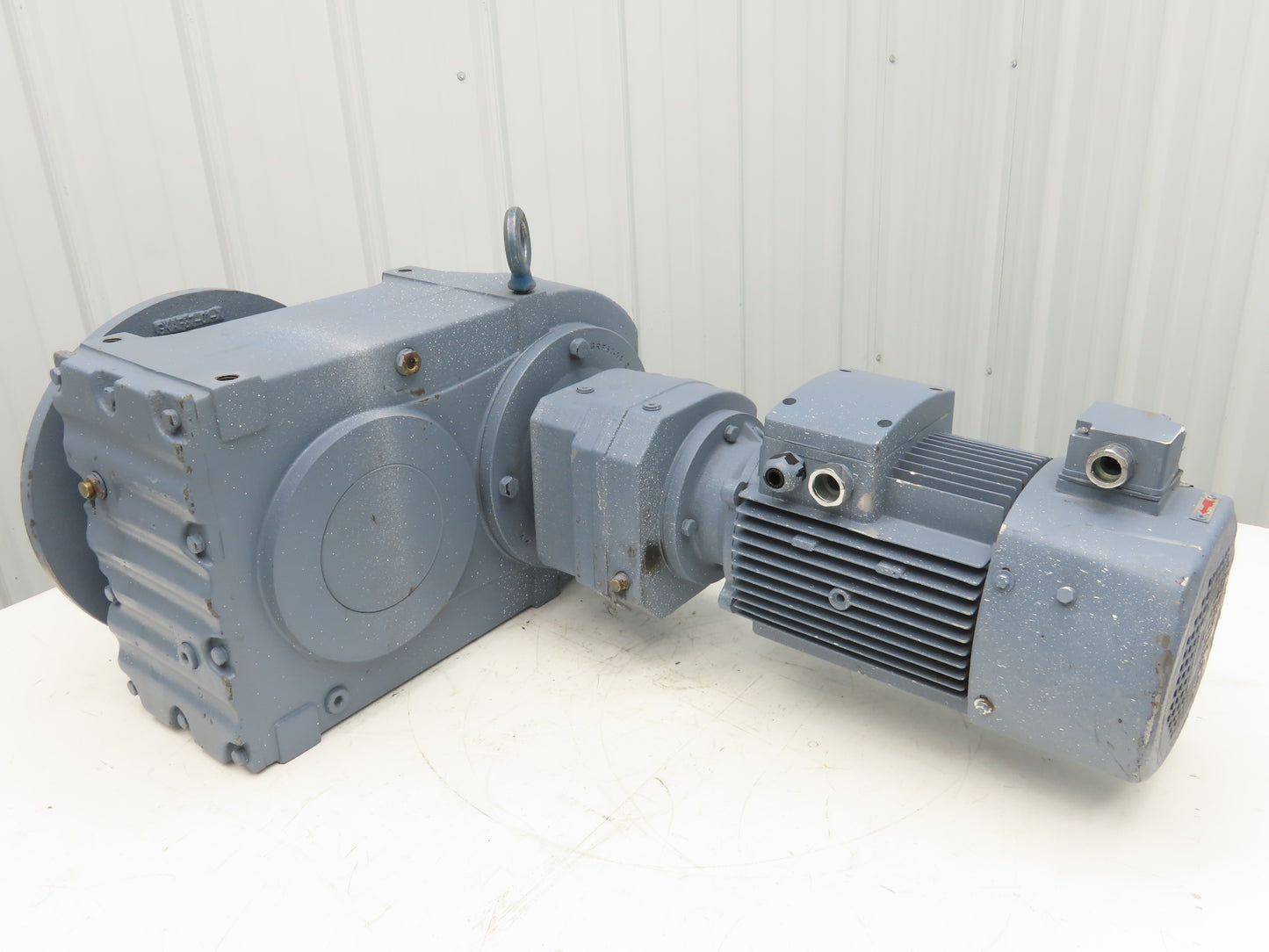 Guomao GFF87R57-YVP2.2-4P-452-M6 Gear Motor 452:1 Ratio 4rpm 2.2kw 480V 3PH