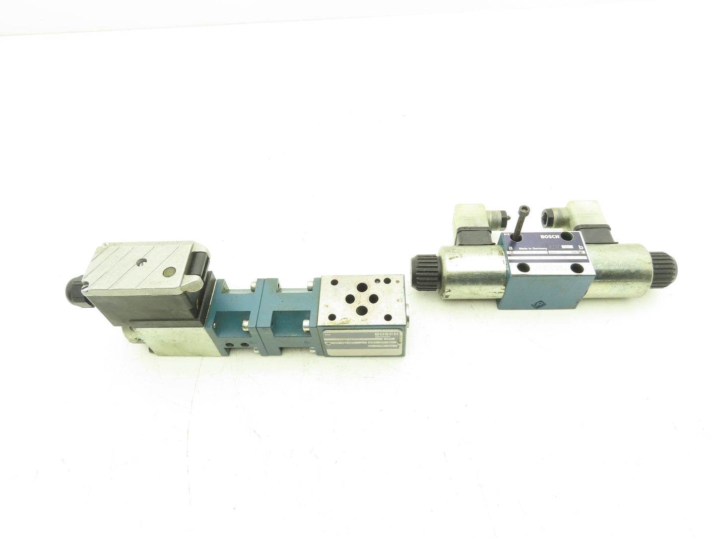 Bosch 0810091212 Hydraulic Solenoid Directional Valve w Proportional Amplification Mod