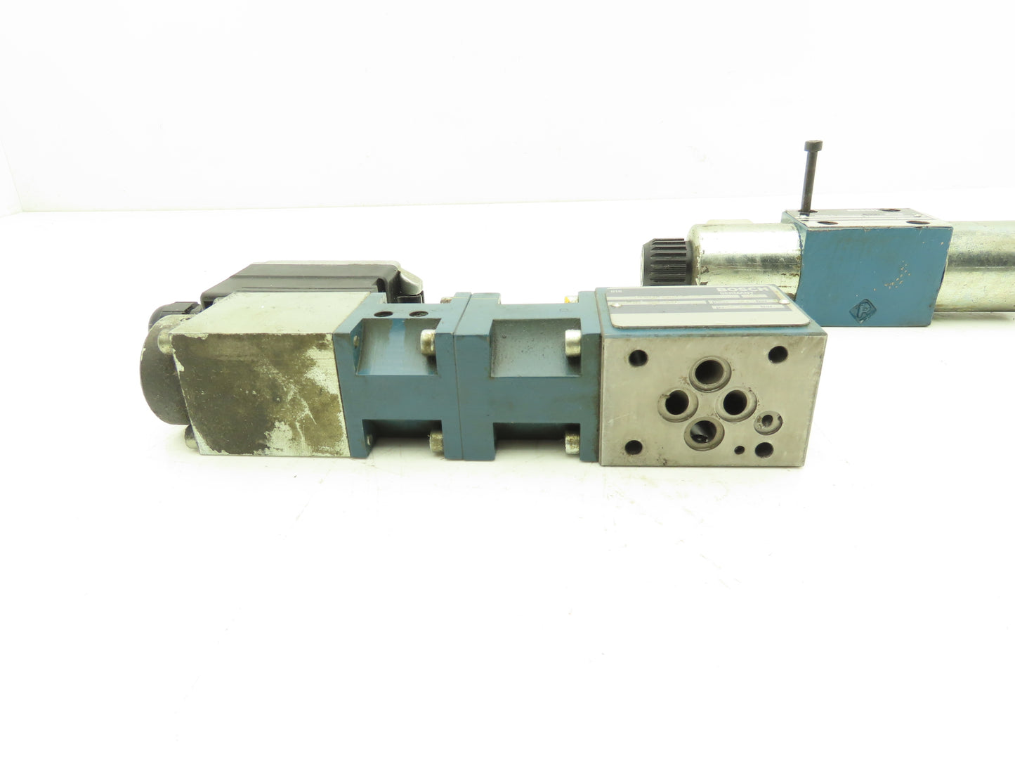 Bosch 0810091212 Hydraulic Solenoid Directional Valve w Proportional Amplification Mod