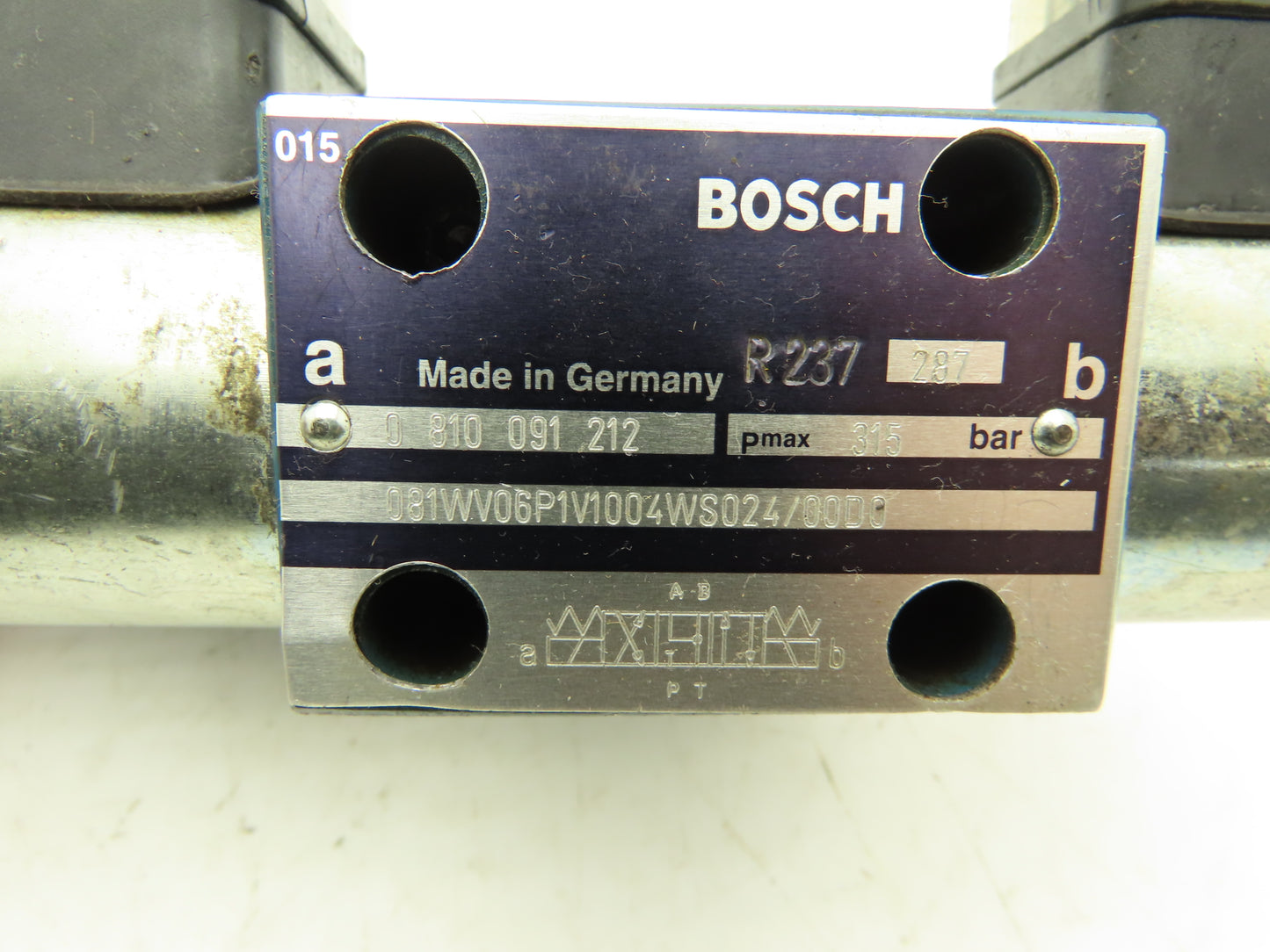 Bosch 0810091212 Hydraulic Solenoid Directional Valve w Proportional Amplification Mod