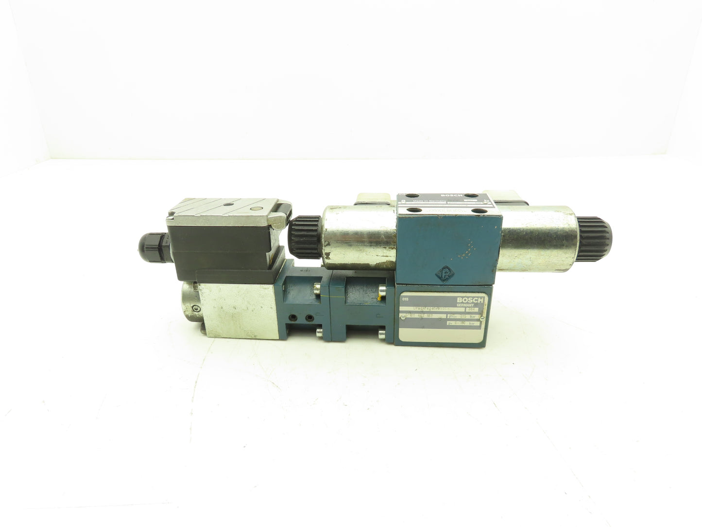 Bosch 0810091212 Hydraulic Solenoid Directional Valve w Proportional Amplification Mod