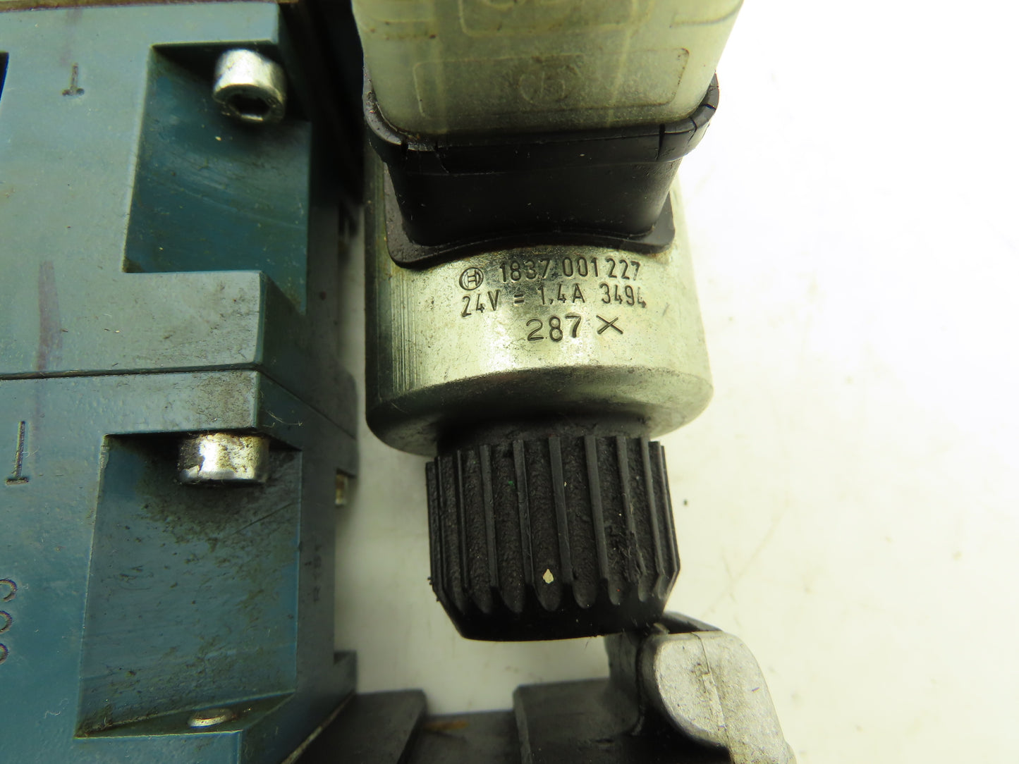 Bosch 0810091212 Hydraulic Solenoid Directional Valve w Proportional Amplification Mod