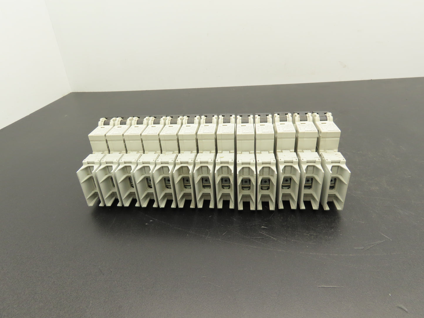 Siemens 5SJ4104-7HG42 Circuit Breaker 10kA 1 Pole 4A Lot of 13