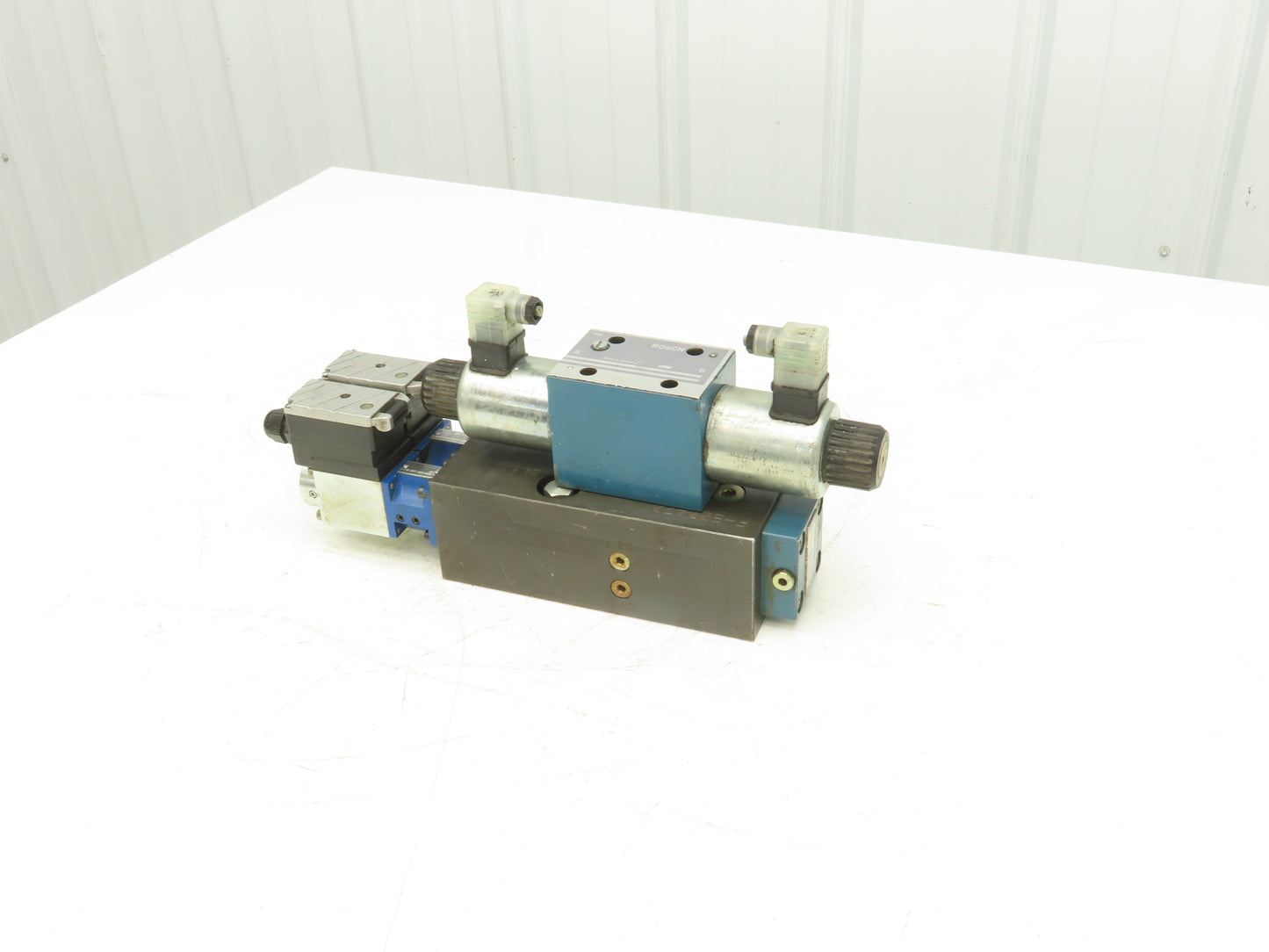 Bosch 0810001731 Proportional Directional Servo Valve W Proportional Amplifiers