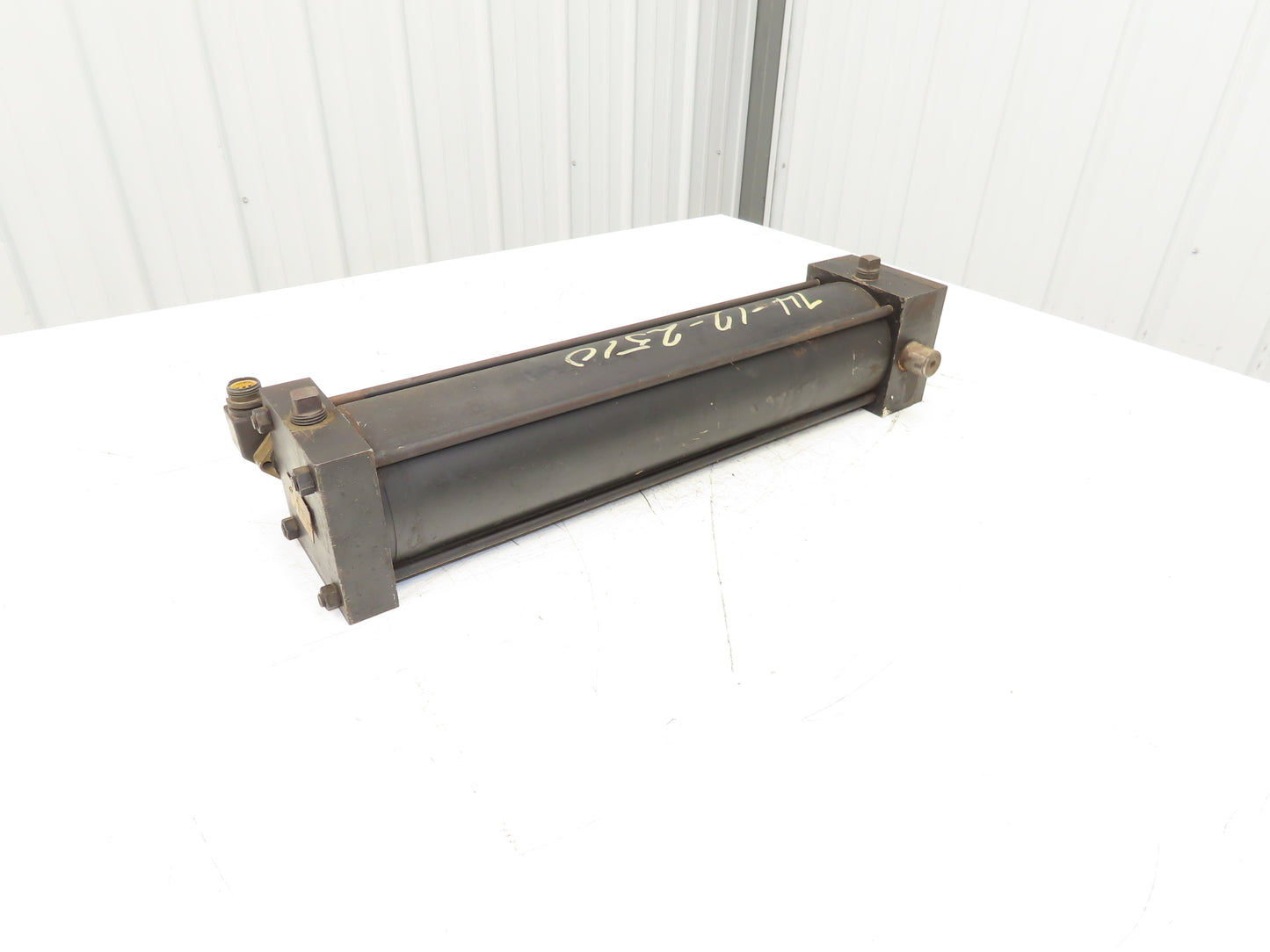 Parker D2AS13 Pneumatic Air Cylinder 4" Bore 17" Stroke 250PSI with Cylindicator