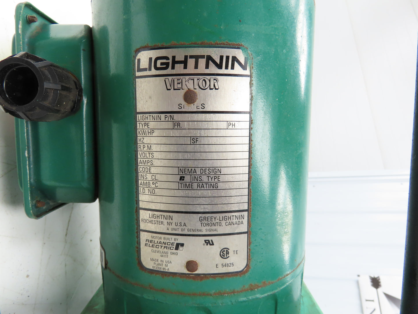 Lightnin Vektor V1P18 Clamp Tank Mixer Agitator 3.5"x 36" Impeller .25Hp 3PH