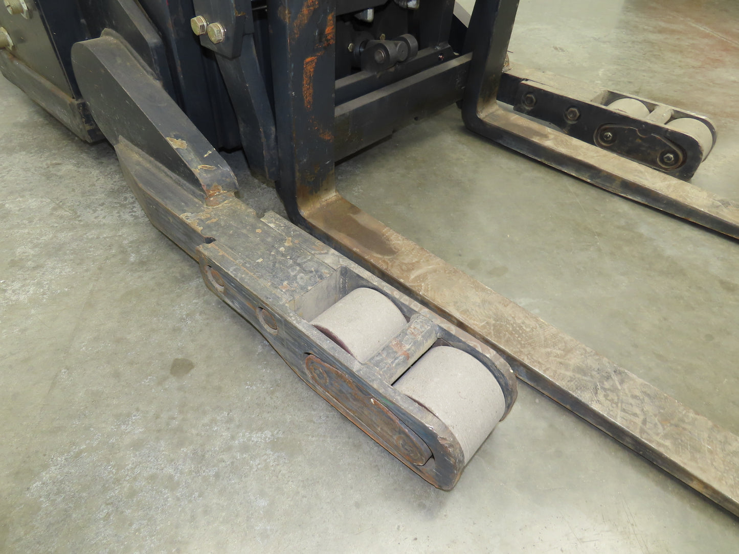 Doosan Forklift Stand On 36V Electric Pantograph Reach Truck 3241lbs 2569h 20' L