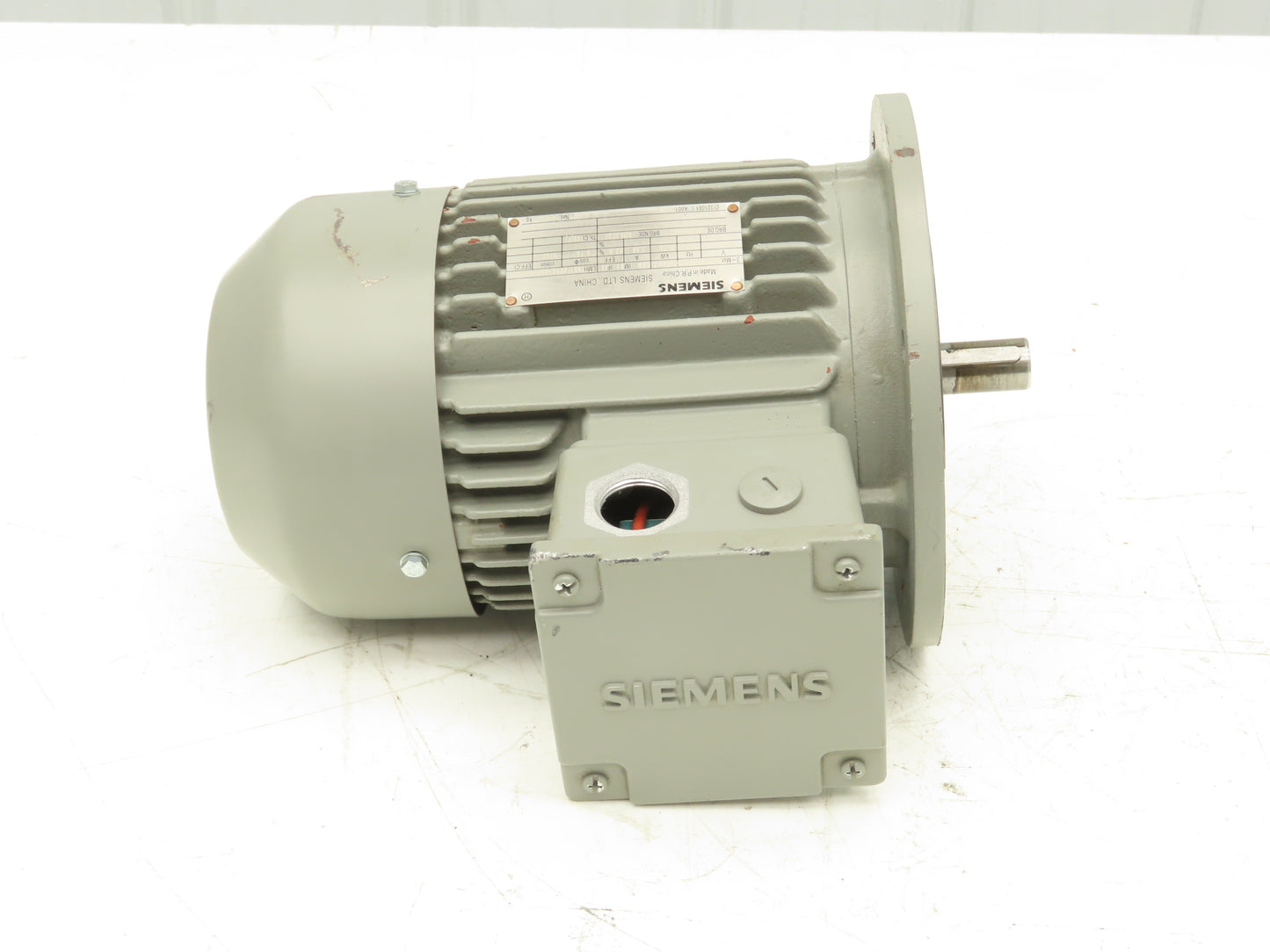 Siemens 1LE0001-0DB3 9-0FA4-Z 80M AC Motor 1Hp 1730rpm 480V 3PH IEC 80